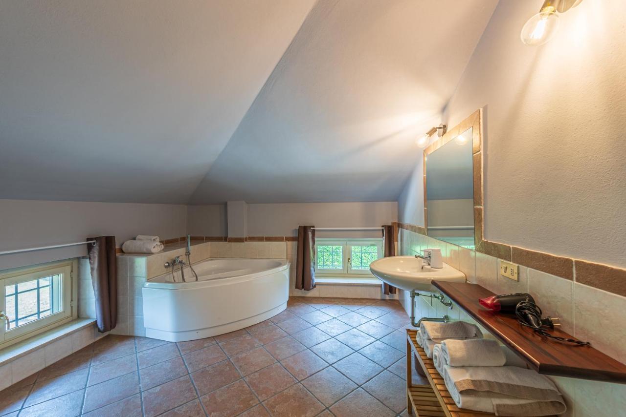 Villa Cornelia , Entire Villa With Private Pool Corneliano d'Alba Экстерьер фото